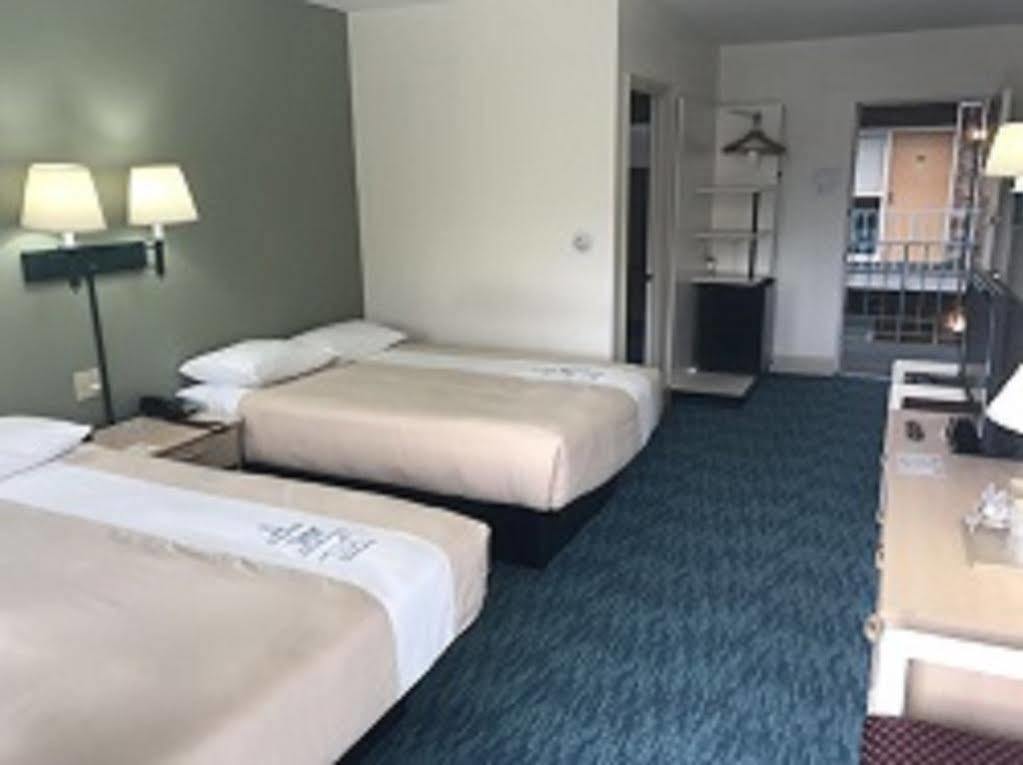 Bluebird Spa City Motor Lodge Саратога-Спрингс Экстерьер фото
