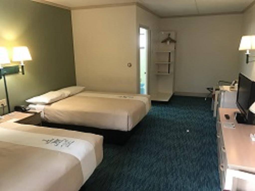 Bluebird Spa City Motor Lodge Саратога-Спрингс Экстерьер фото